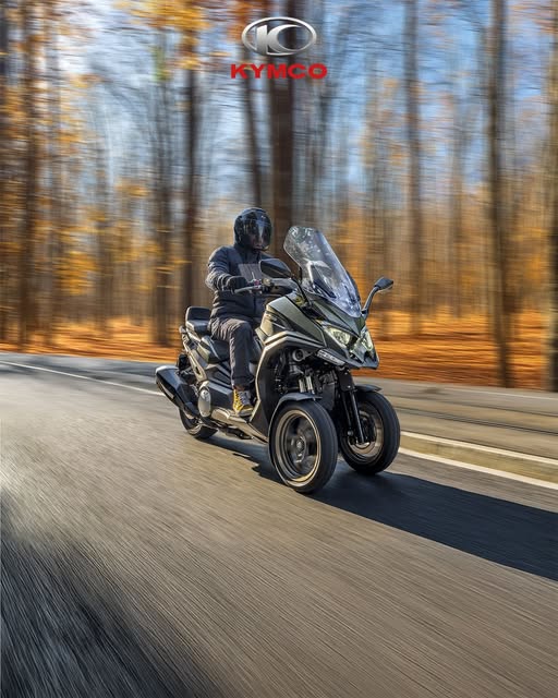  Scooter à 3 roues CV3 disponible chez Motorcycles Center.