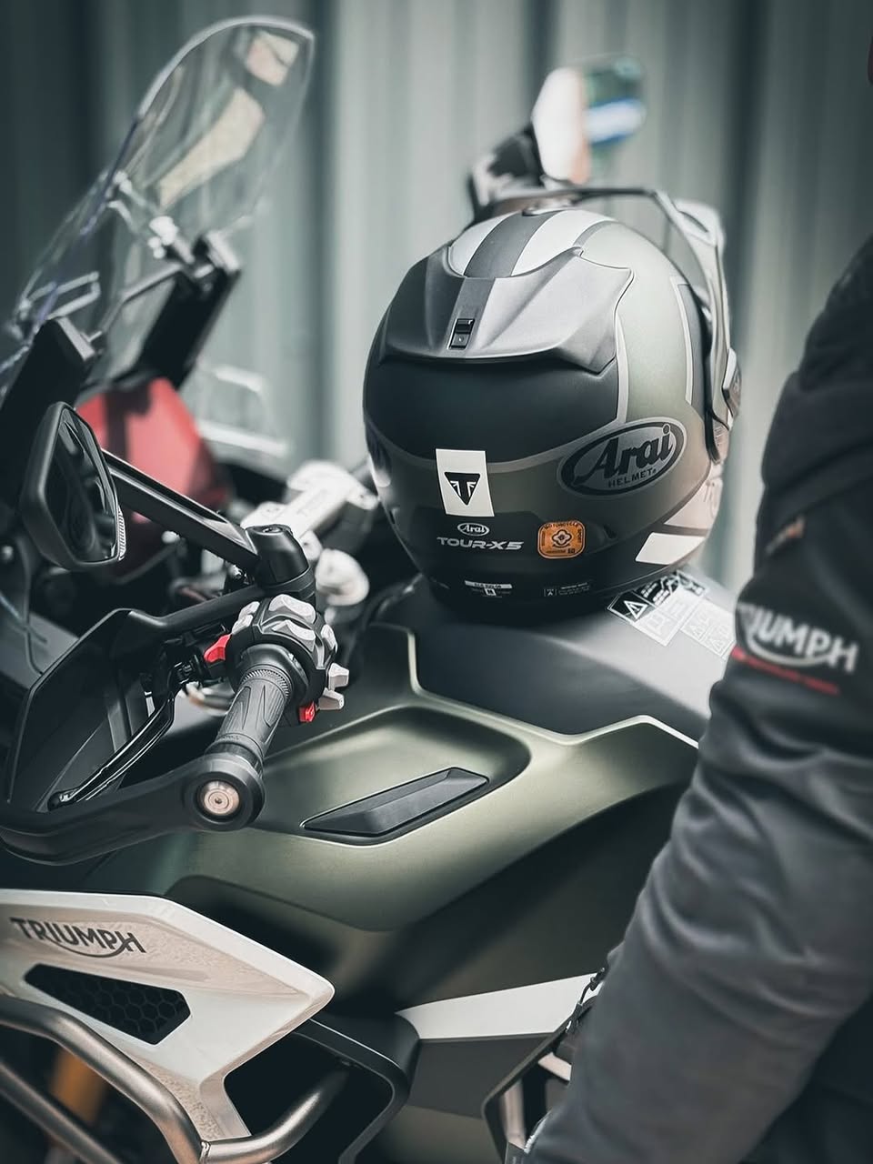 Rendez-vous chez votre concessionnaire habituel pour découvrir la collection de casques en collaboration exclusive avec la marque Arai !