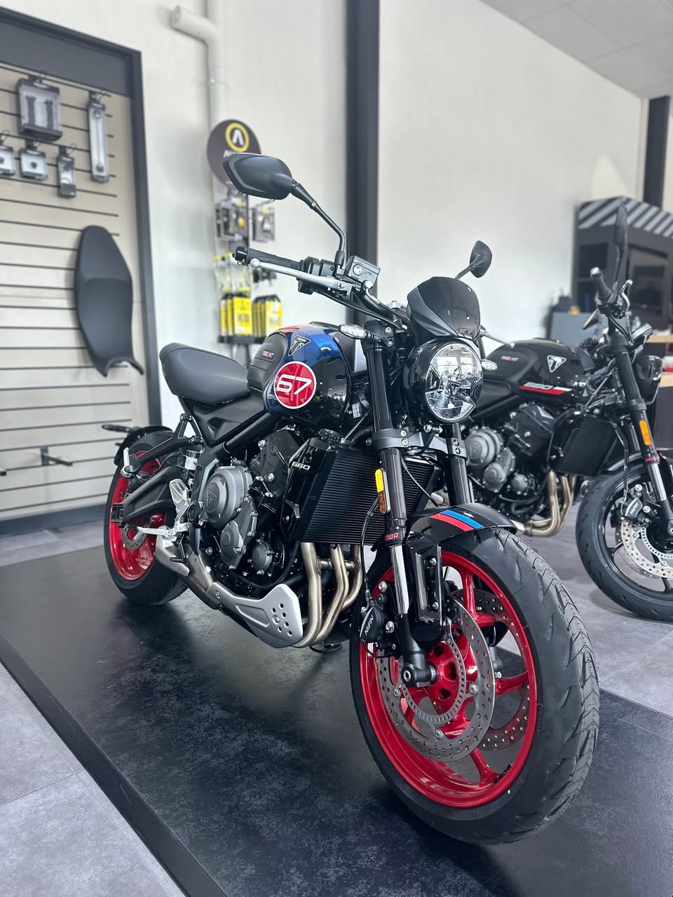 La nouvelle Trident 660 Triple Tribute Edition incarne l’équilibre parfait entre style audacieux et technologie de pointe !