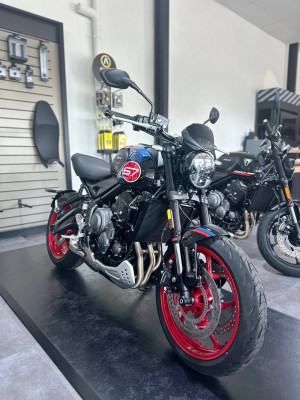 La nouvelle Trident 660 Triple Tribute Edition incarne l’équilibre parfait entre style audacieux et technologie de pointe !