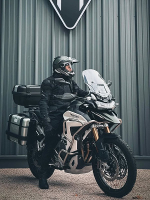 Rendez-vous chez Triumph Marseille pour découvrir la collection de casques en collaboration exclusive avec la marque Arai !